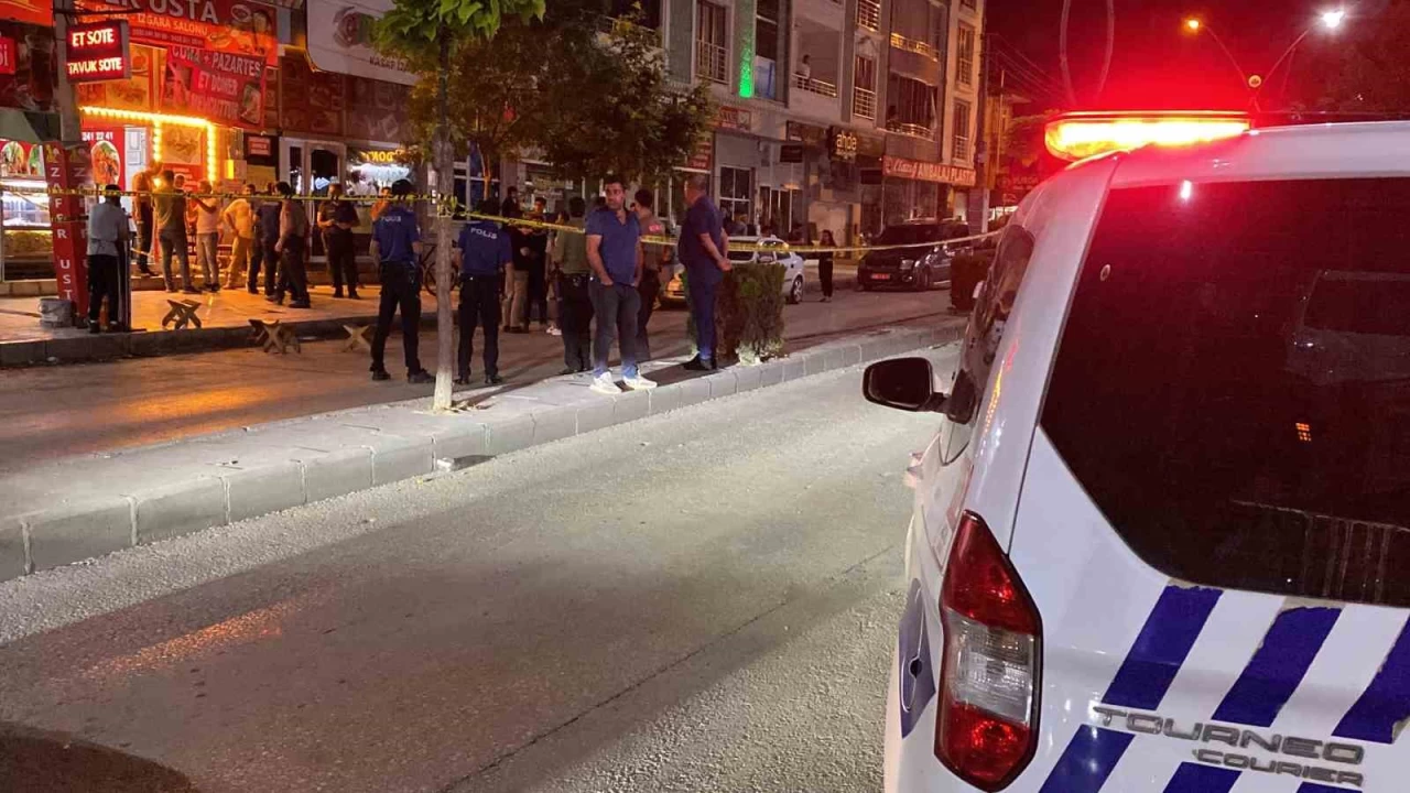 Lokantada yemek yiyen husumetlilerine kurşun yağdırdı