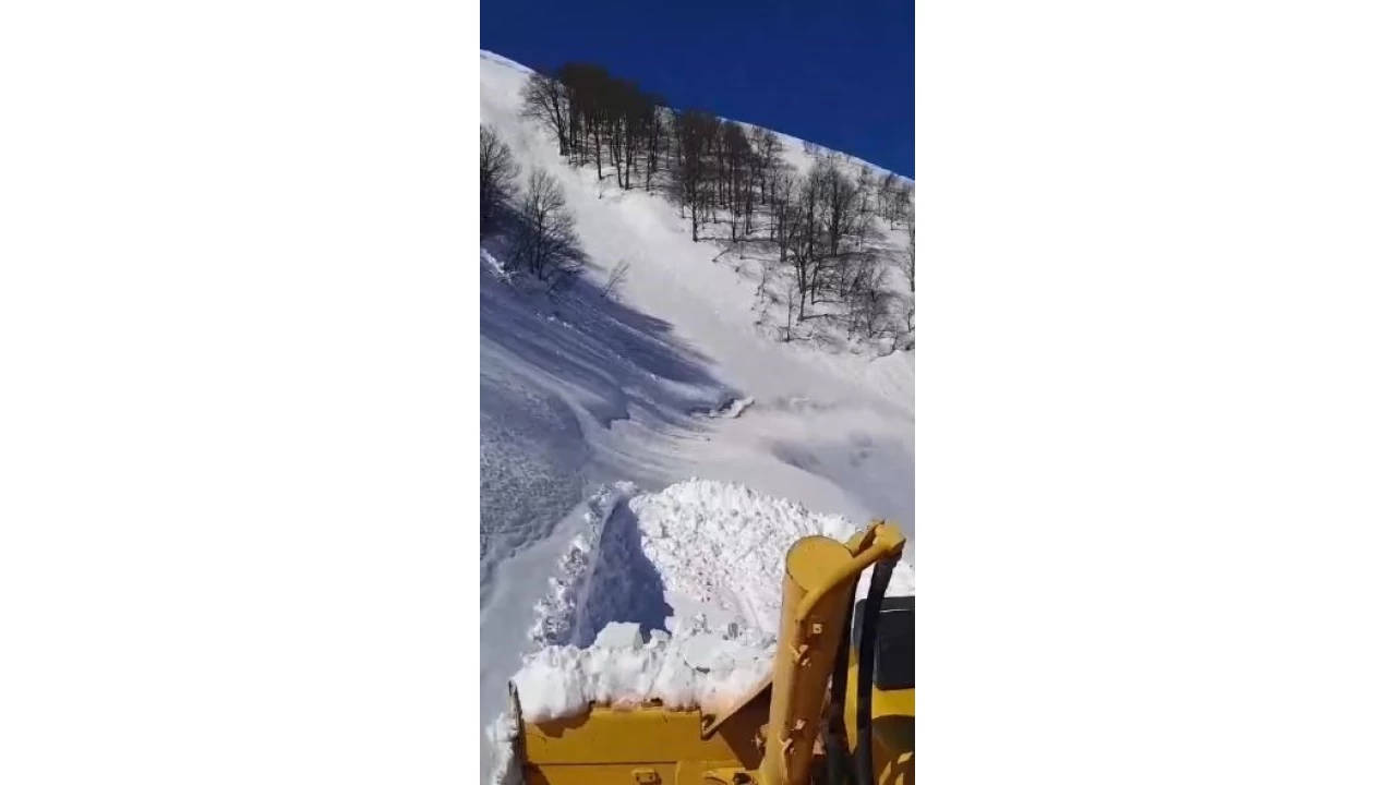 Macahel Geçidi'nde çığ tehlikesi devam ediyor
