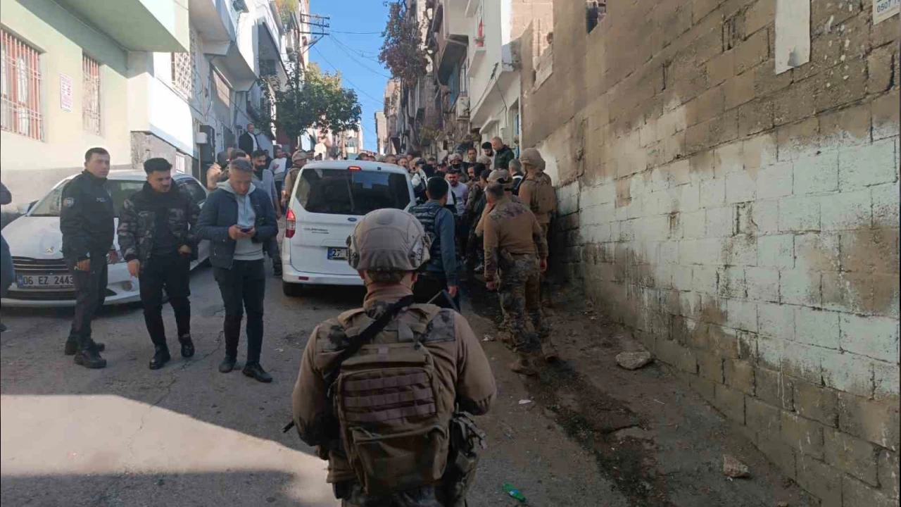 Mahalle abluka alt�na al�nd�, polise ate� a�an �ah�s kad�n k�l���nda yakaland�