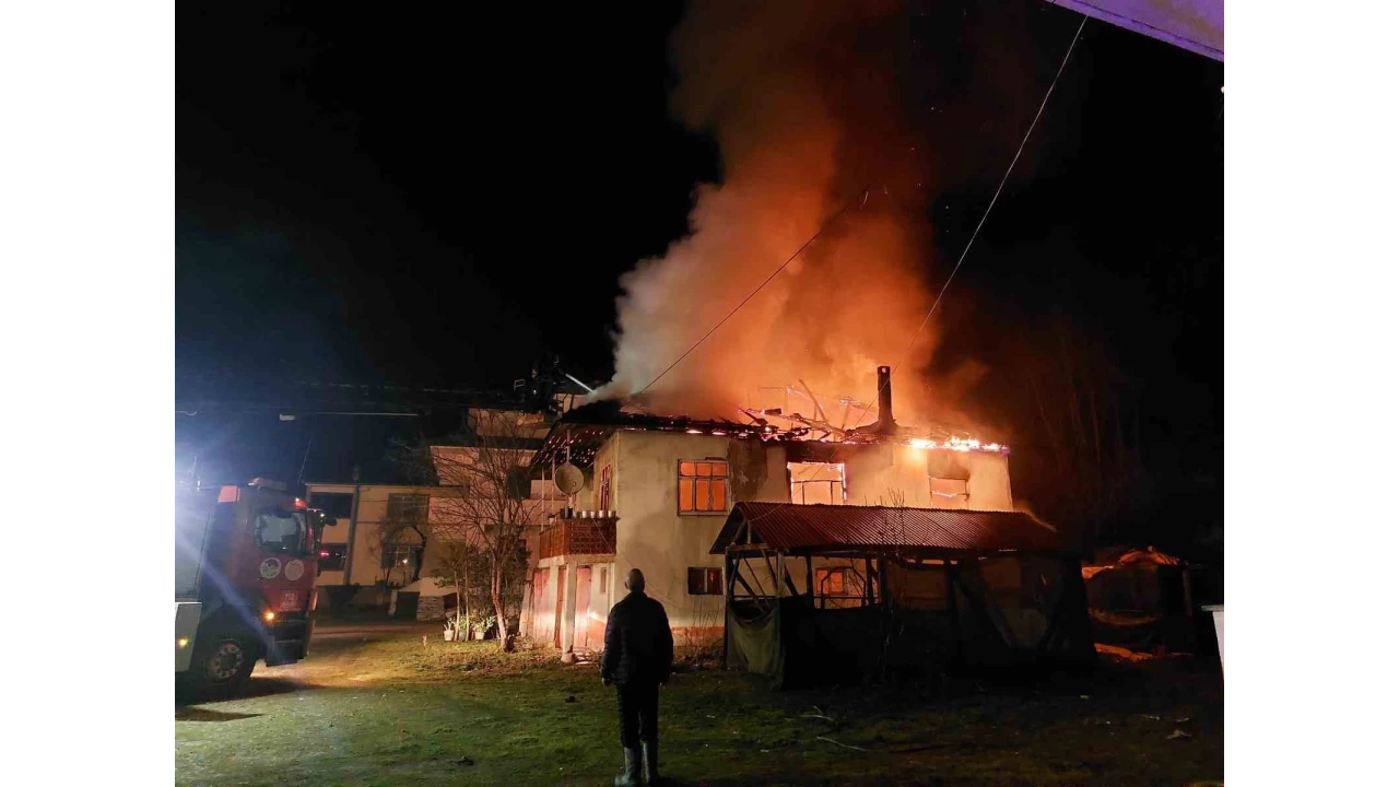 Mahalleliyi soka�a d�ken yang�n: �ki katl� ev alev topuna d�nd�