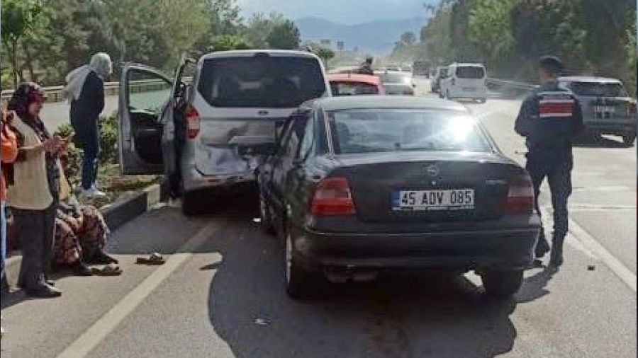 Manisa'da 3 ara� birbirine girdi: 5 yaral�