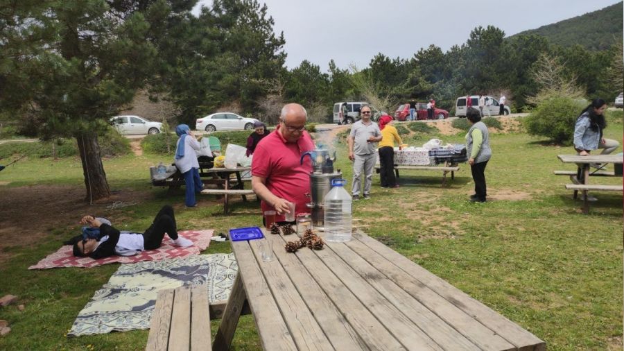 Manisa'da oylar�n� kullananlar Spil'e pikni�e ��kt�