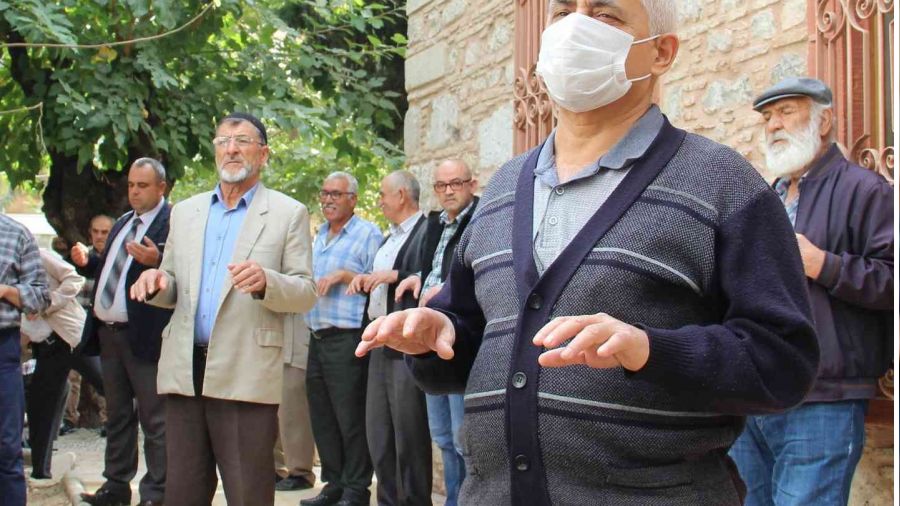 Manisalılar yağmur için ellerini semaya açtı