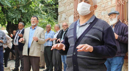 Manisalılar yağmur için ellerini semaya açtı