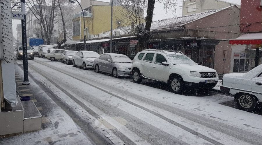Manisa'nın Gördes ilçesinde kar yağışı başladı