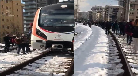 Marmaray arıza yaptı, yolcular yürüyerek gittiler