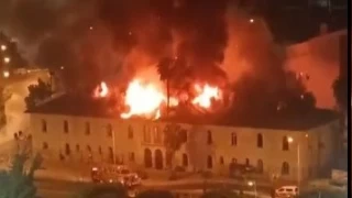 Mersin'de tadilattaki tarihi okul binası alev alev yandı