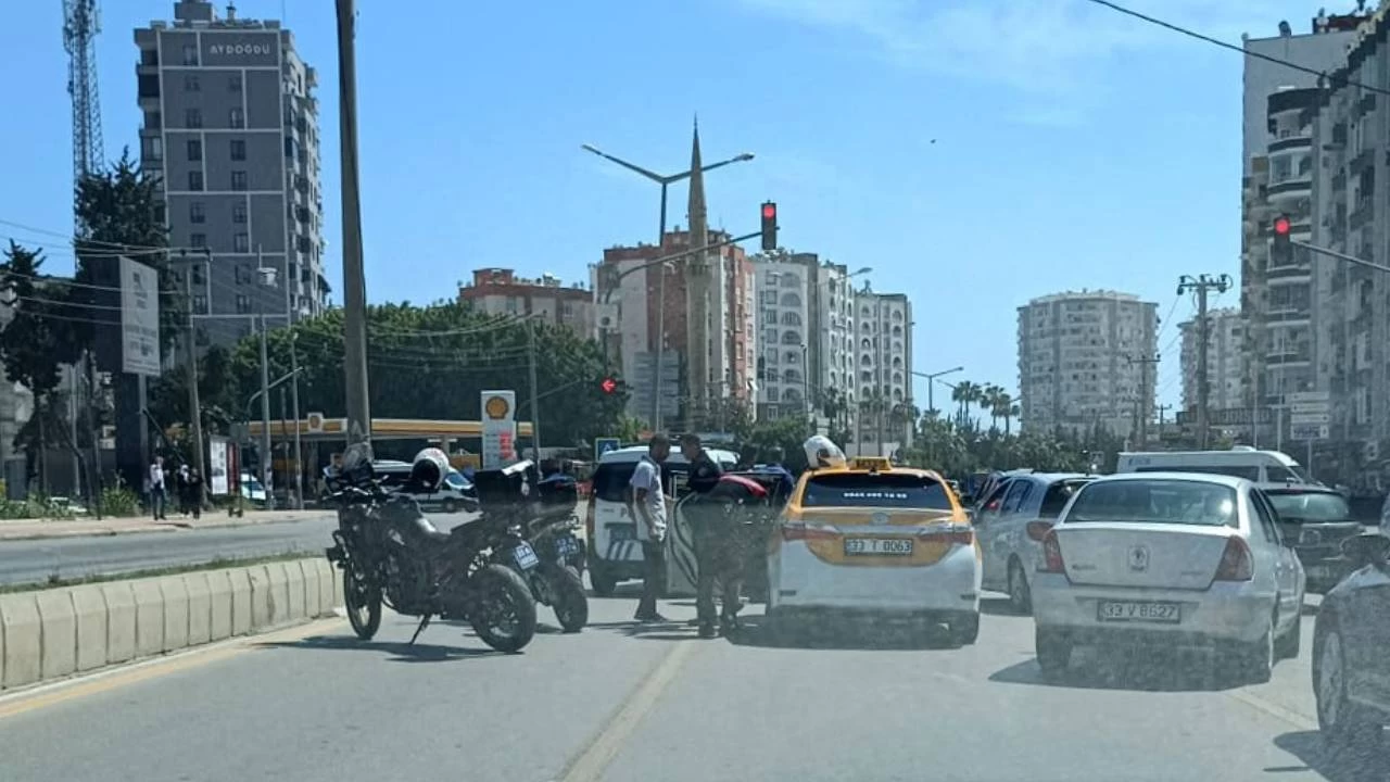 Mersin'de taksiciyi alıkoyan biri kadın 2 kişi yakalandı