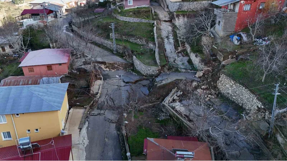 Mersin'deki heyelan b�lgesi havadan g�r�nt�lendi