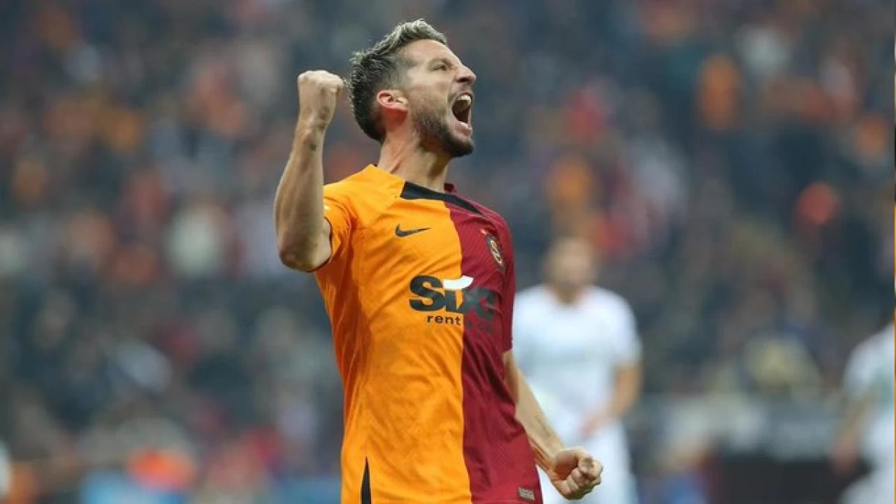Mertens emeklilik kararını erteledi