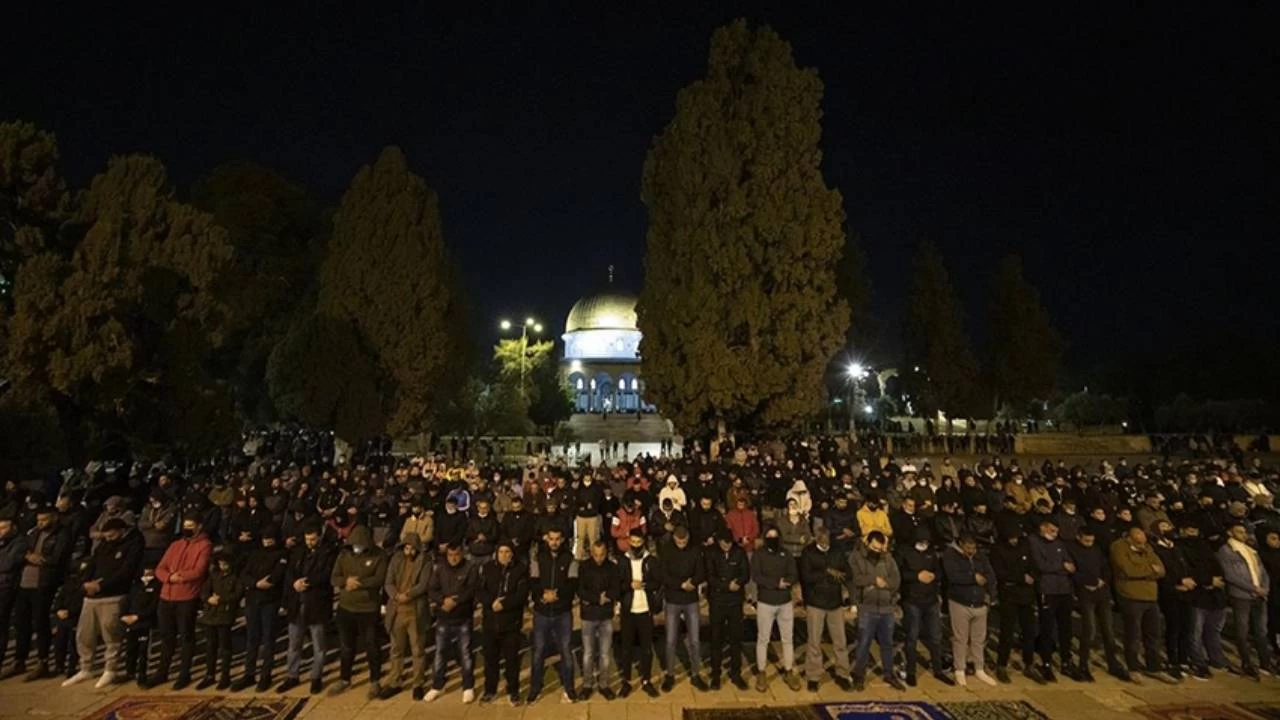 Mescid-i Aksa'da ilk teravih namazı İsrail kısıtlaması altında kılındı