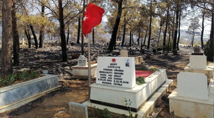 Mezarlık yandı, şehidin mezarı ve bayrak ayakta kaldı
