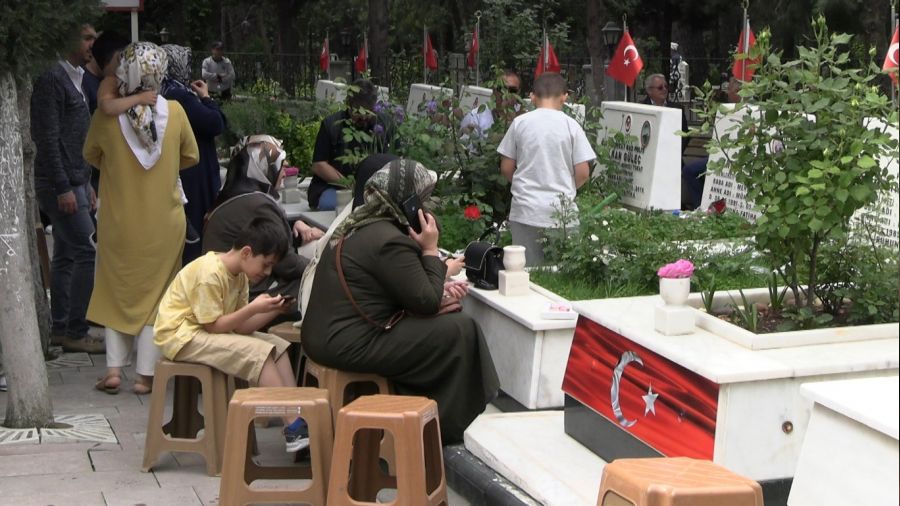 Mezarl�klarda buruk bayramla�ma