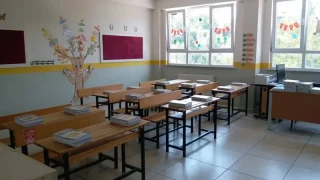  Milli E�itim Bakan� Yusuf Tekin, 2026-2027 e�itim-��retim faaliyetlerine ili�kin genelge yay�mlad�. Genelgede ��retmenlere �nl�k zorunlulu�u getirildi�i, d��ar�dan s�navlara izin verilmeyece�i ve velilerin randevusuz okula giremeyece�i belirtildi