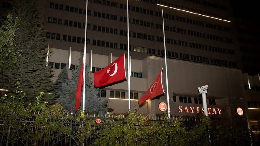 Milli yas ilannn ardndan Trkiye'de bayraklar yarya indirildi