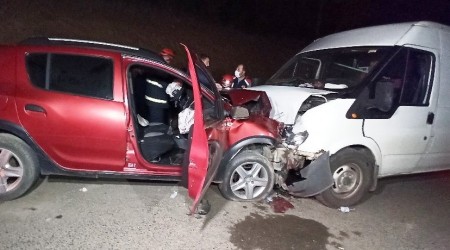 Minibüs ile otomobil kafa kafaya çarpıştı