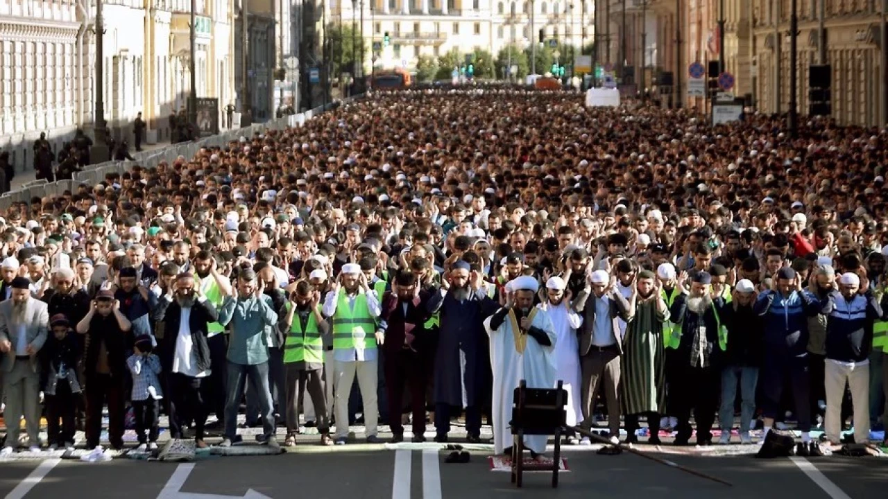 Moskova ve evresindeki camilerde yaklak 300 bin kii bayram namaz iin topland