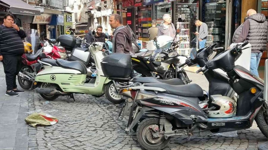 Motosiklet sorunu esnaf� bezdirdi