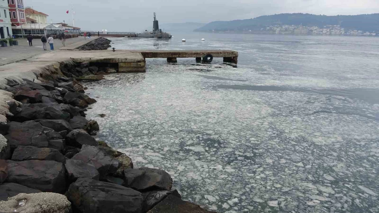 Müsilaj Çanakkale Boğazı'nı kaplamaya başladı