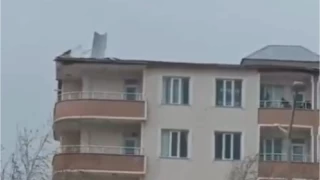 Muş'ta fırtına çatıları uçurdu
