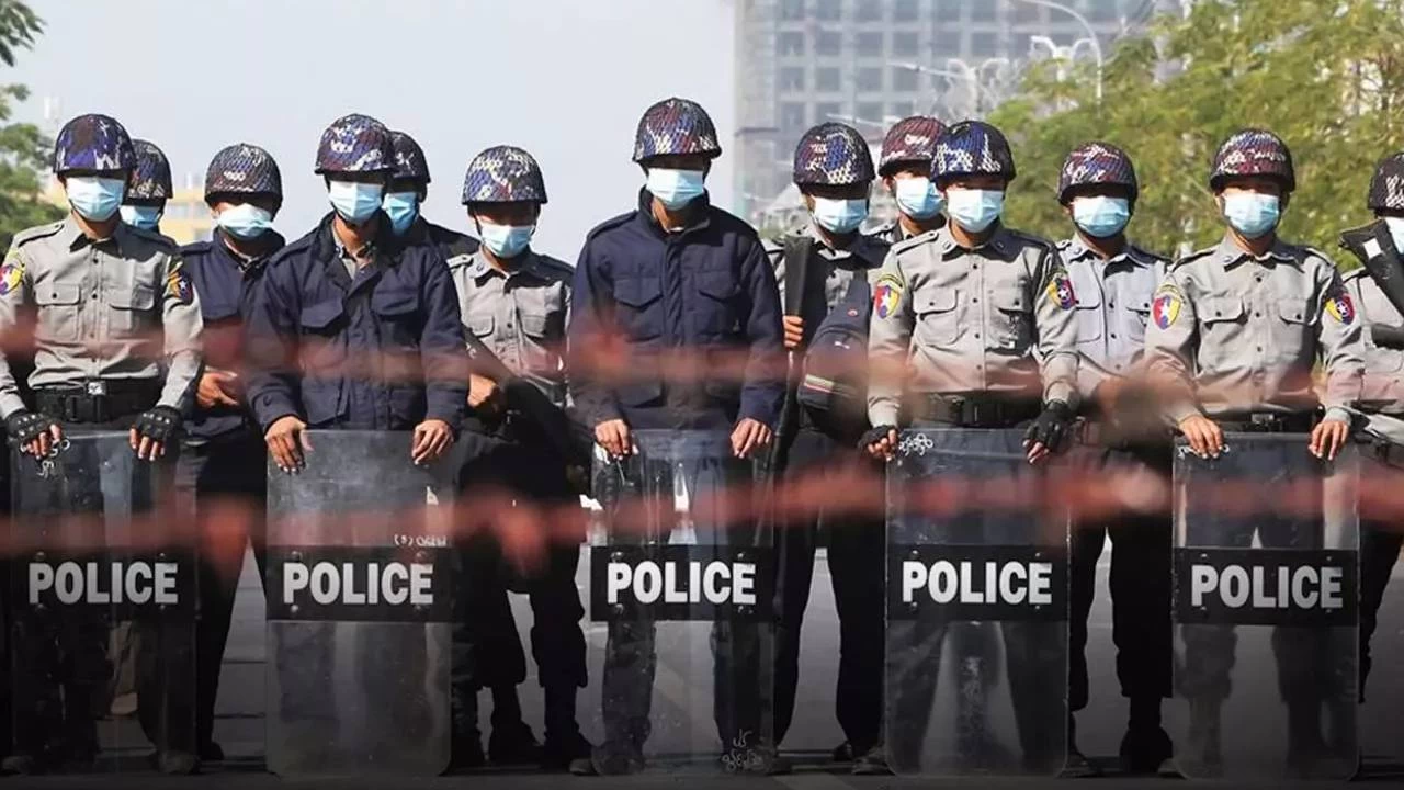 Myanmar'da 58 sınır polisi Bangladeş'e sığındı