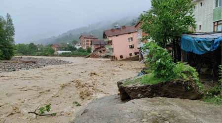 Nehrin tamasyla yklan evlerini yal gzlerle ite byle izlediler