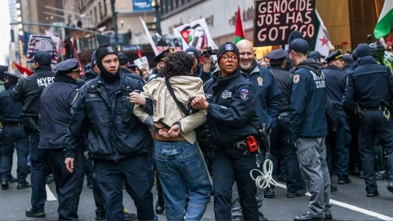 New York'ta ABD'nin İsrail'e desteğine karşı çıkan yüzlerce kişi gözaltına alındı