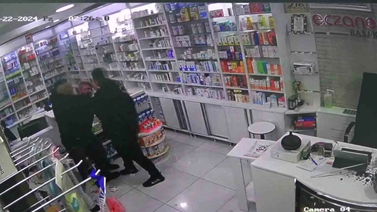Nöbetçi eczaneye sığınan kişiyi korumak isterken bıçaklandı