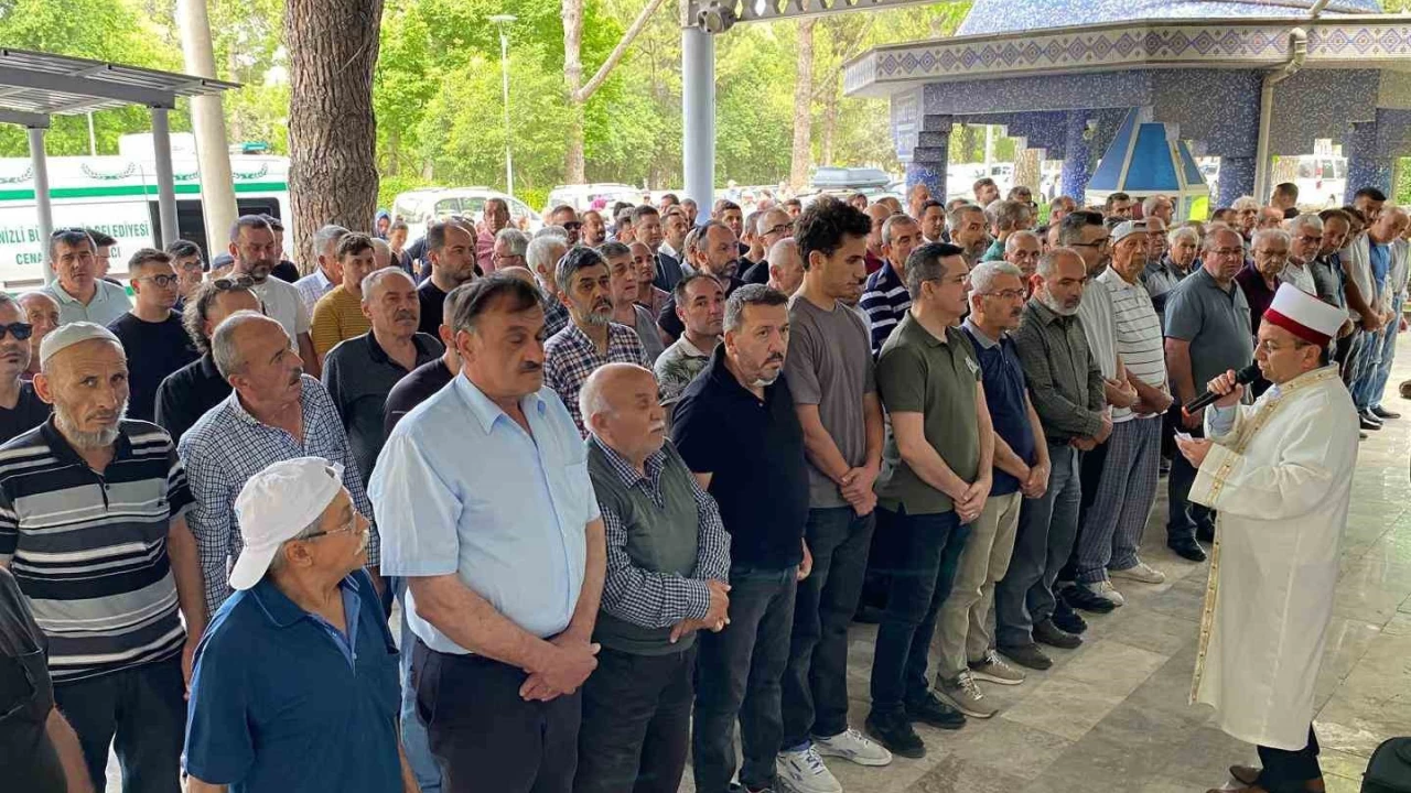 Öğrencileriyle voleybol oynarken vefat eden öğretmen toprağa verildi