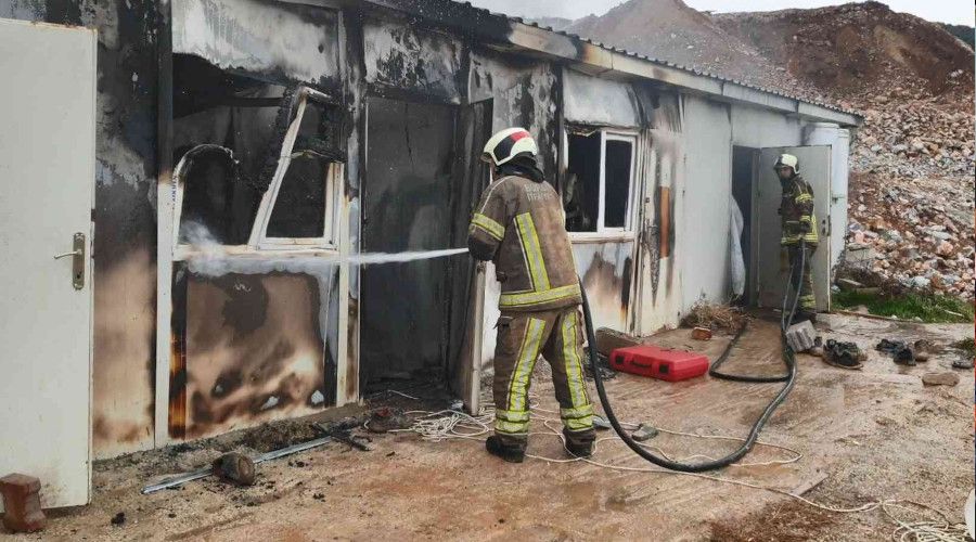 Orhaneli'de şantiye işçilerinin yatakhanesinde korkutan yangın
