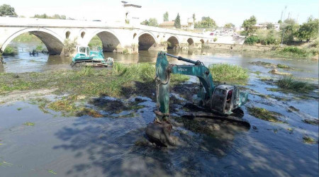 Ot ve sazlıklarla kaplanan Tunca Nehri'nde temizlik çalışması başlatıldı