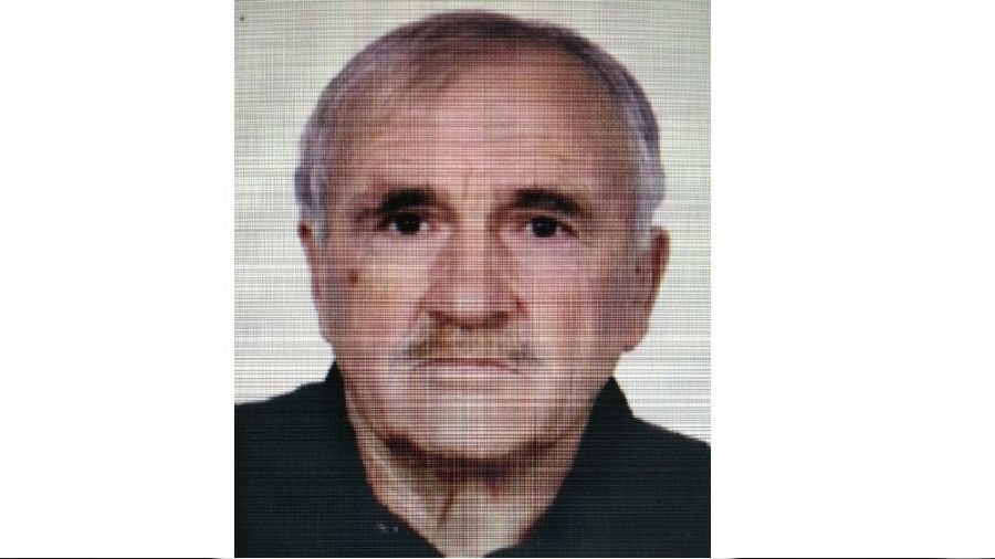 Otob�s bekleyen yayaya otomobil �arpt�