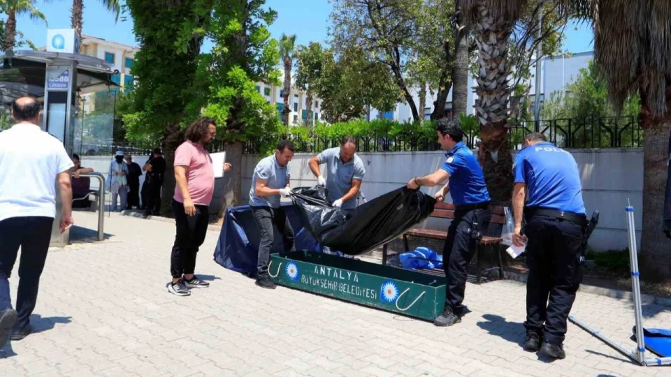 Otobüs durağındaki bankta ölü bulundu