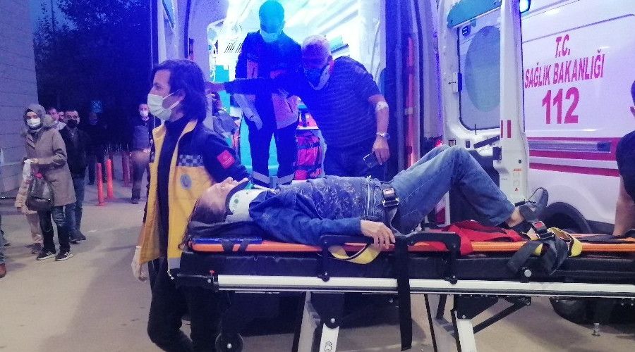 Otomobil kavaa ters ynden girdi, 4 ara feci ekilde arpt