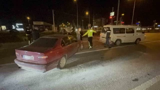 Otomobil kırmızı ışıkta bekleyen minibüse çarptı: 1 yaralı