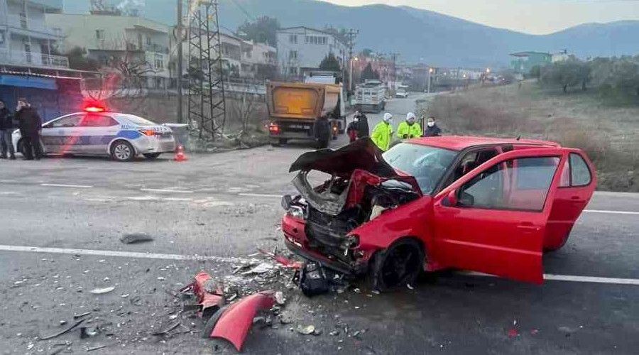 Otomobil tali yoldan çıkan tıra çarptı