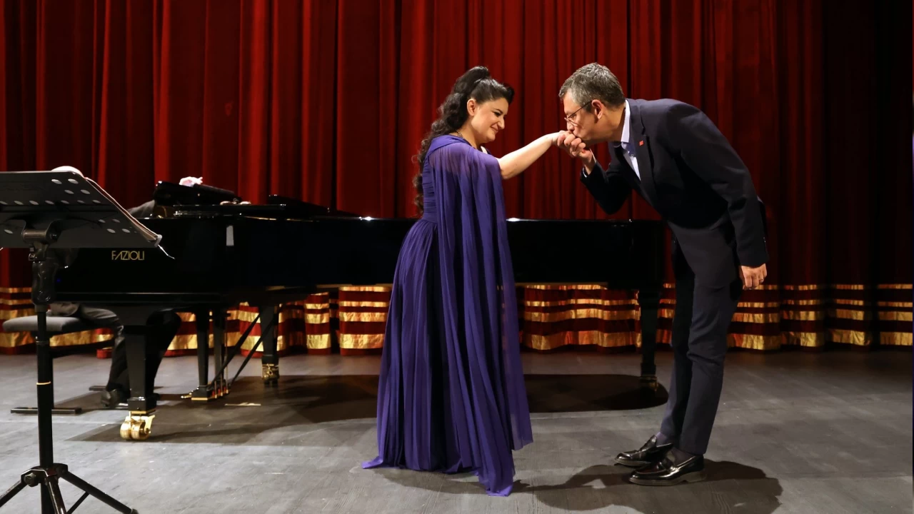 Özgür Özel, 'Bir Opera Gecesi" dinletisine katıldı