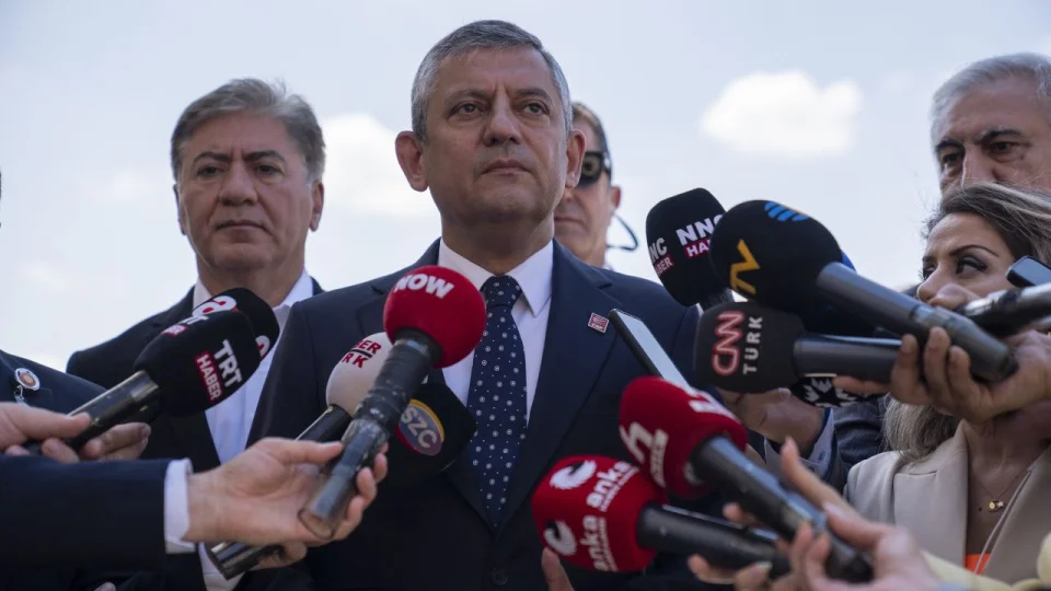 �zg�r �zel: 'Tiyatro de�il, bal gibi darbe'