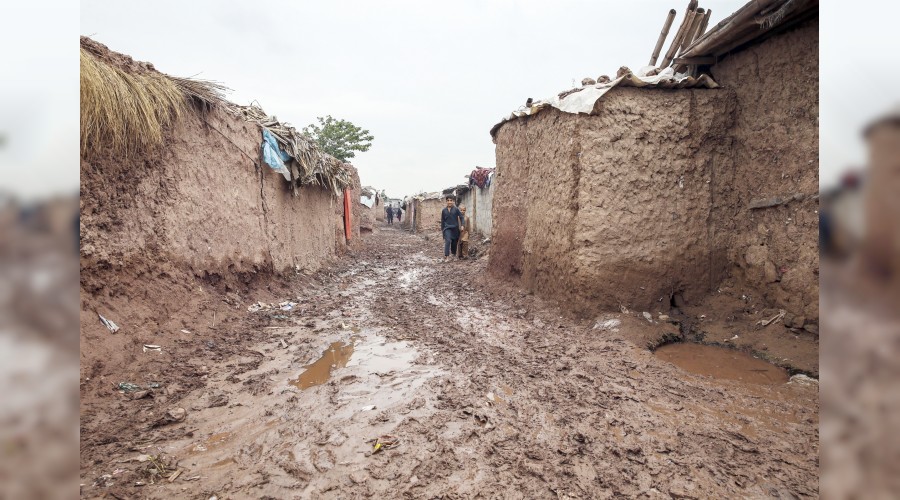 Pakistan'� sel ve Hindistan'� f�rt�na vurdu