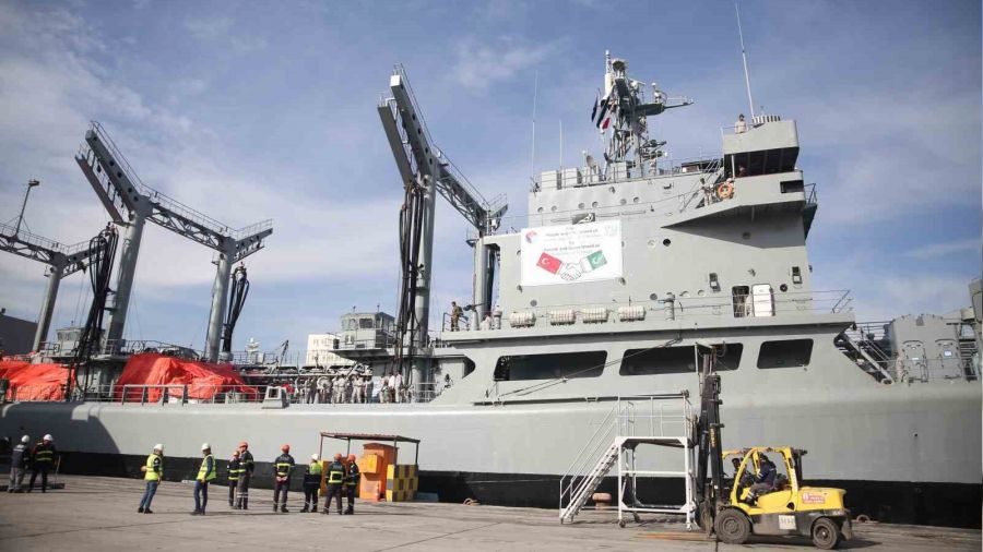 Pakistan'�n ilk yard�m gemisi Mersin'e geldi
