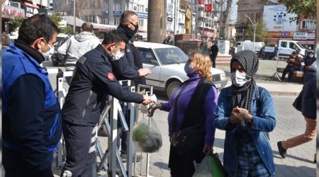 Pazar yerlerinde koronavirüs tedbirleri arttırıldı