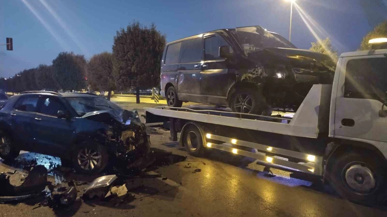 Pendik'te hafif ticari ara� ile otomobil �arp��t�: 3 yaral�