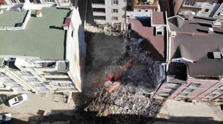 Pisa Kulesi gibi eğilen apartman yıkıldı