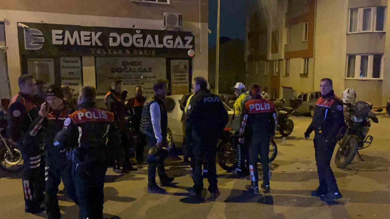 Polisten ka�arken kazaya neden oldu: 2'si polis 4 yaral�