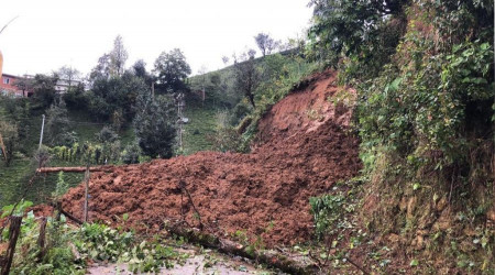 Rize'de heyelan ky yolunu kapatt
