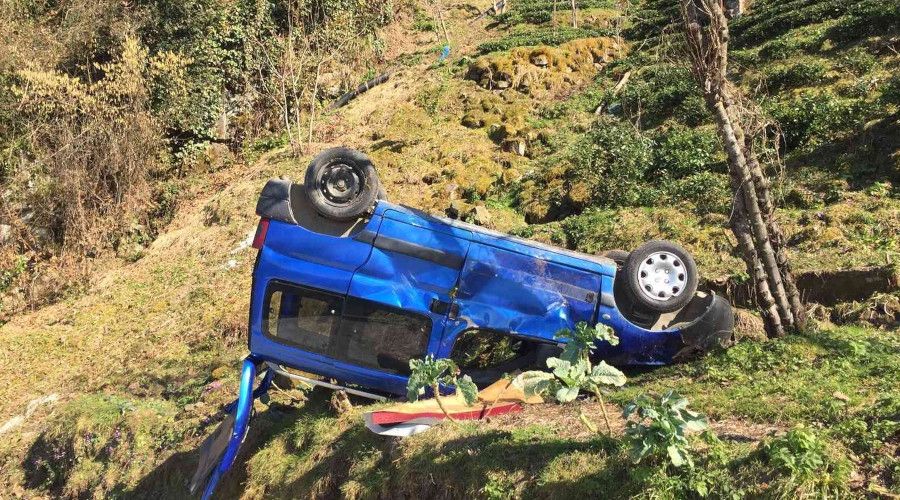 Rize'de kontrolden çıkan araç 50 metre yükseklikten aşağıya uçtu