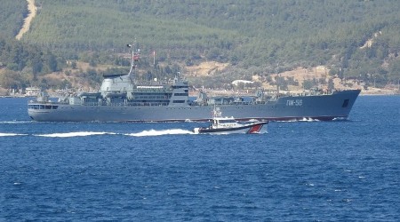 Rus savaş gemisi 'Andreevsky' boğazdan geçti