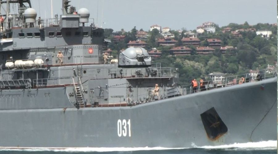 Rus sava gemisi 'Trk bayra' dalgalandrarak stanbul Boaz'ndan geti