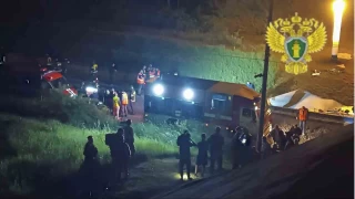 Rusya'da kpr, yolcu dolu trenin zerine kt