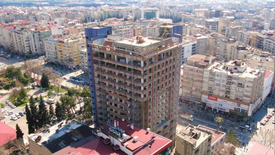 Saçma binadan eser kalmadı